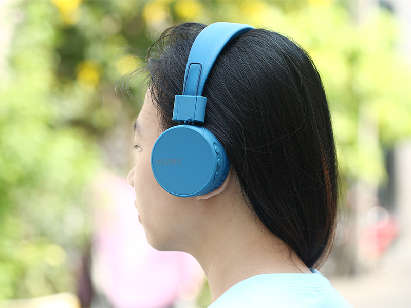 Người dùng sử dụng tai nghe chụp tai Mozard